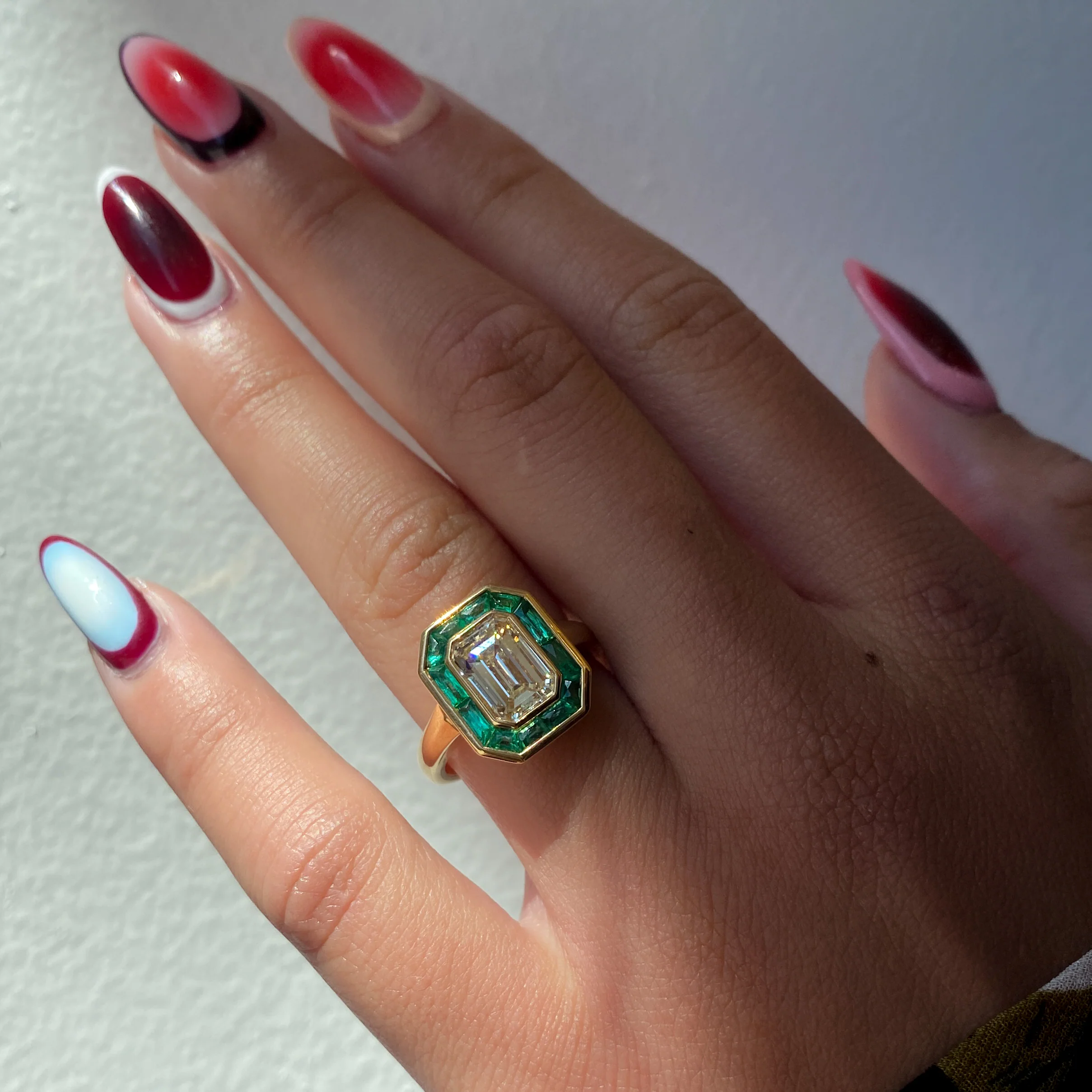 2.11 ct Calibre-cut Emerald Halo Maria Ring - Image 5